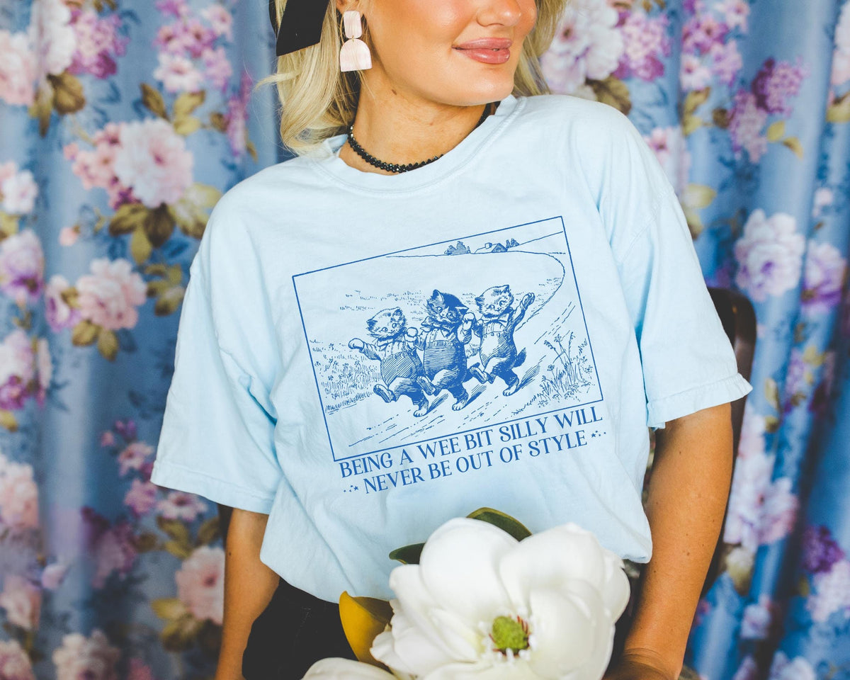 Cat Lover Tee Shirt with Funny Saying A Wee Bit Silly 90s Indie Sleaze Aesthetic TShirt with Cats Wholesome Cat Mom or Cat Dad Present Graphic Tee – Cozy Vibes · Must-Have Style