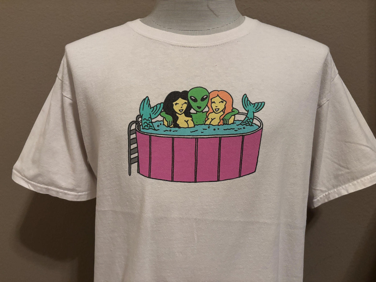 Vintage 2000s Alien And Mermaids In Hot Tub Beach Party AlabTshirt L Graphic Tee – Soft Feel · Great Gift For Fans